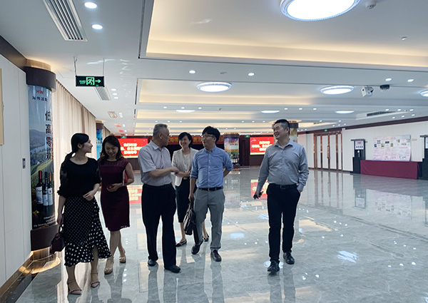 Zhang Honggang, vice president of Pangoo Group, and other leaders visited Haiwei Cross-border E-commerce Center